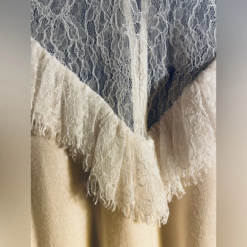 Alice + Olivia Turtleneck - Lace Trim Embellishment
Short Sleeve - Women’s XS - Picture 6 of 10